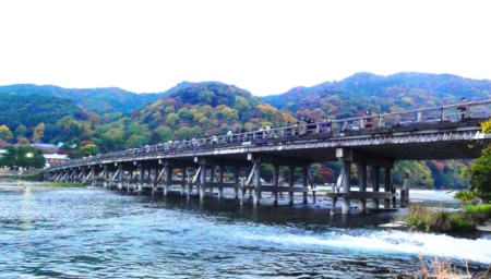 京都の史跡・名勝 嵐山は、春にサクラと新緑、夏は鵜飼と夕涼み、秋には紅葉、そして冬は雪景色をそれぞれお楽しみいただけます。